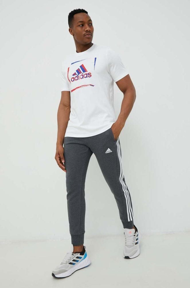 Бавовняні спортивні штани adidas чоловічі колір сірий з аплікацією (2957620)